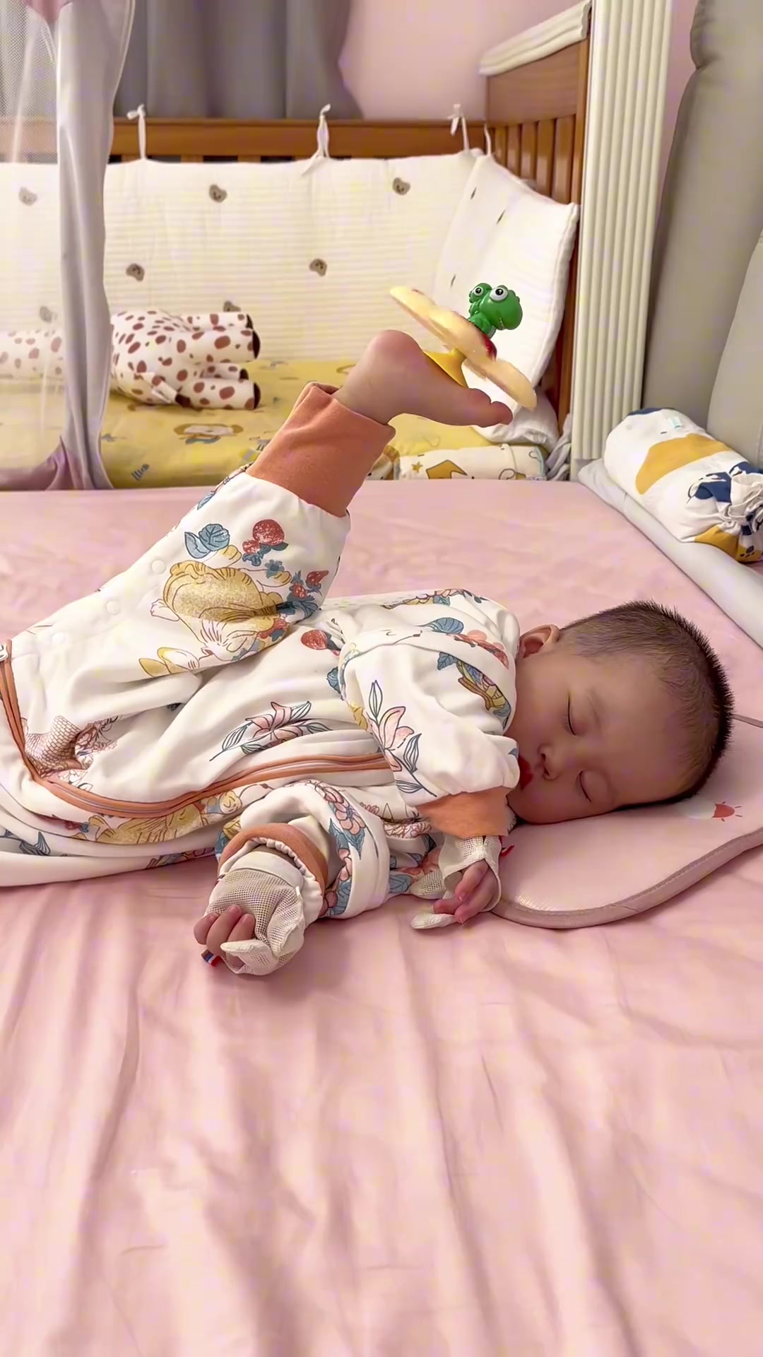 哈哈 脚踩风火轮 根本停不下来最忙的小孩 ！