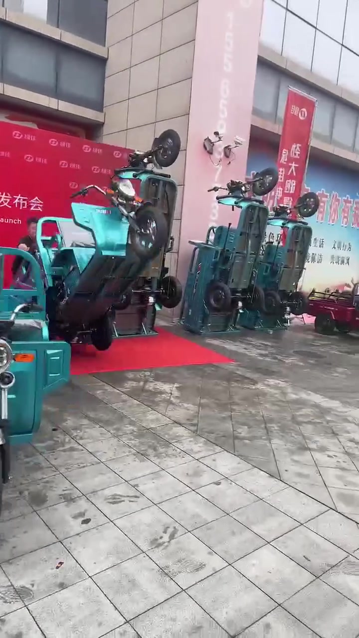 我一直以为蹦是形容词，没想到是动词
