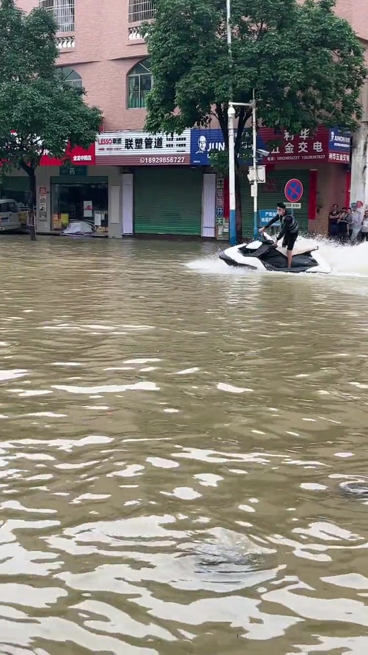 人家在受灾！他在干啥