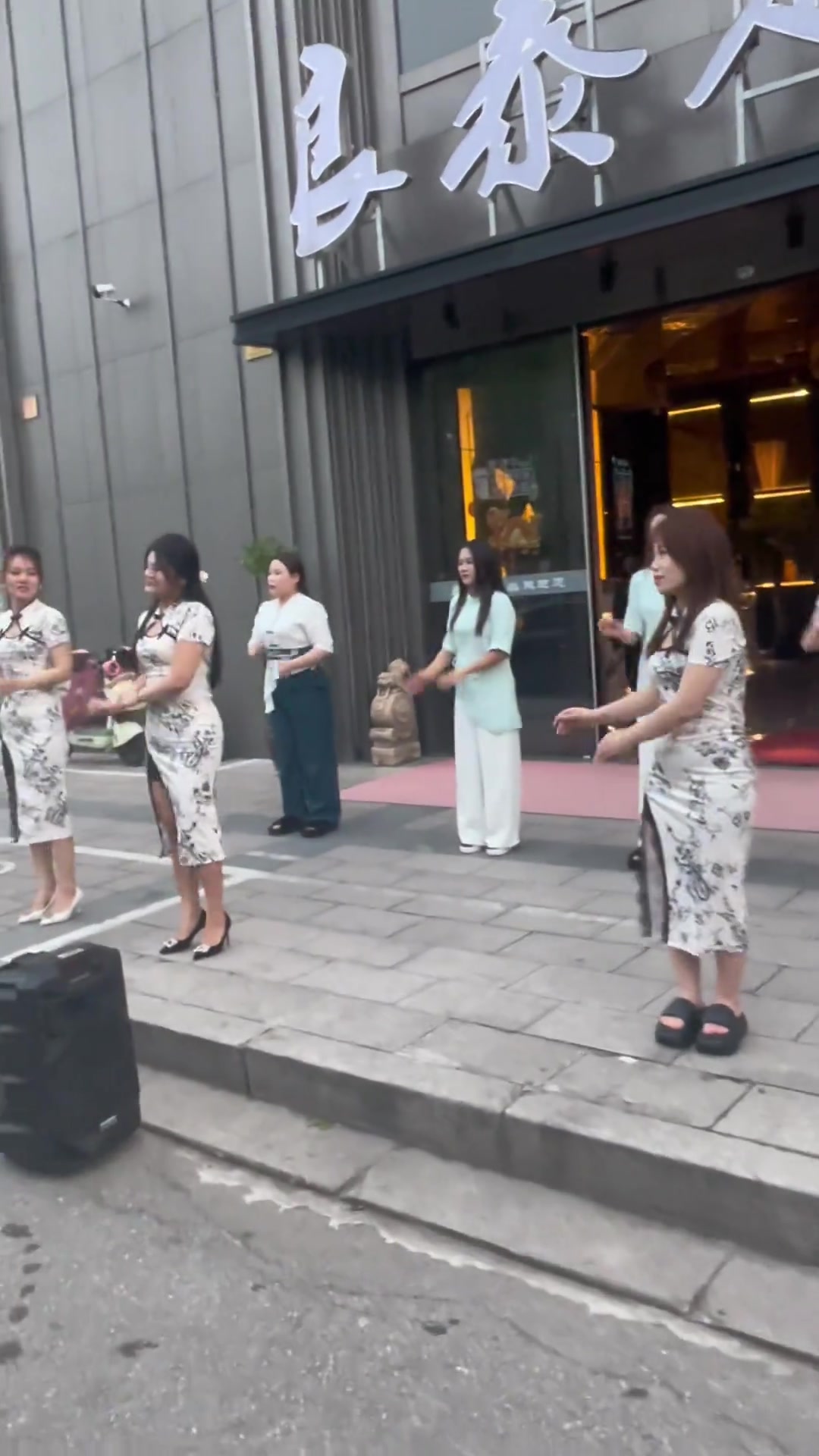 主打一个乱七八糟群魔乱舞！