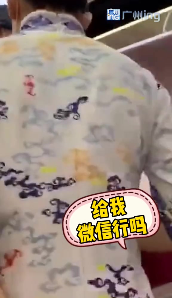 男子飞机上向空姐索要微信还毛手毛脚 这算什么行为？