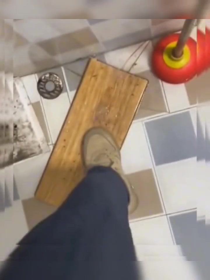 话说楼下可就遭殃了