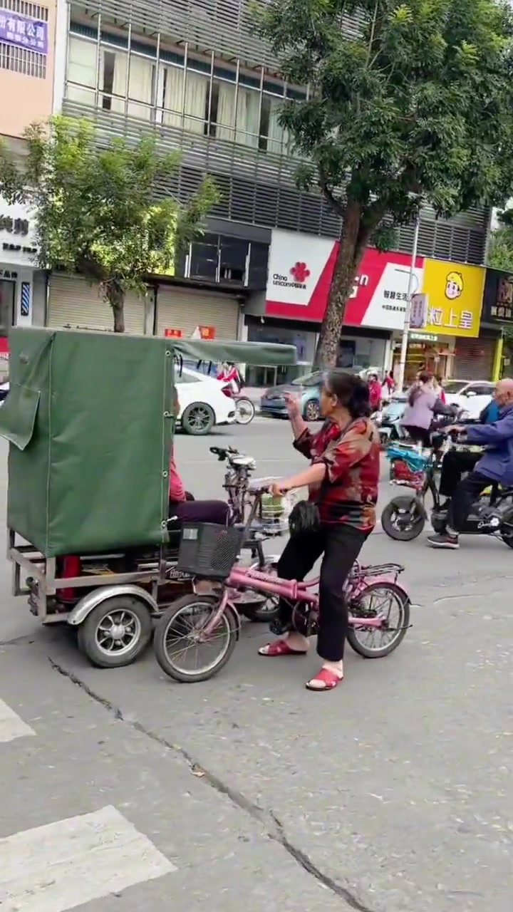 马路中间是你俩唠嗑的地儿吗？