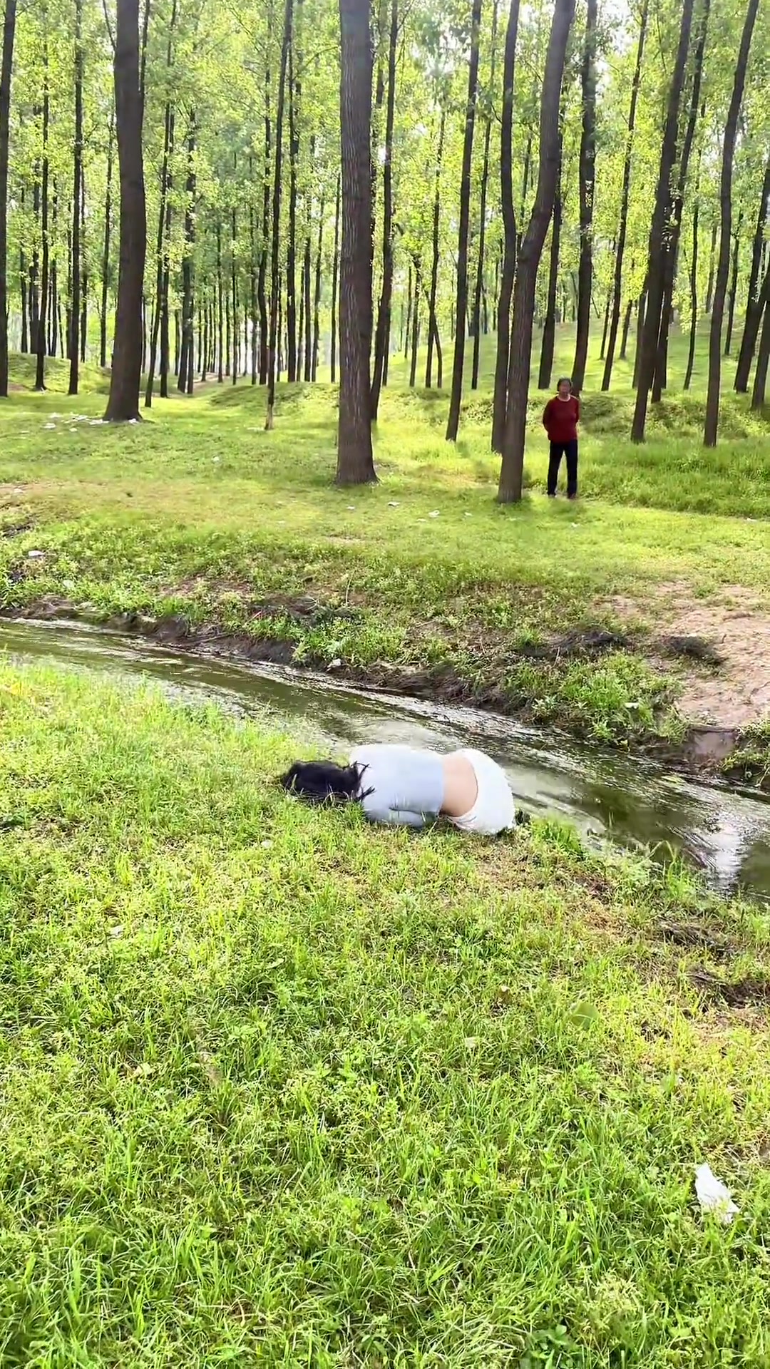 闺蜜她穿一件白裤子，这样作死又是何必呢？