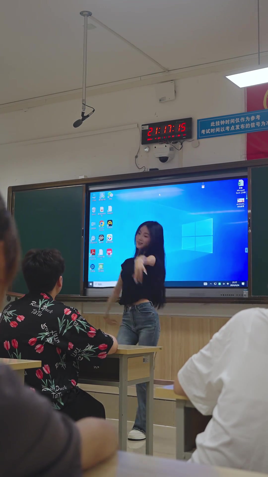 现在大学课堂上的女生都自带才艺展示的？
