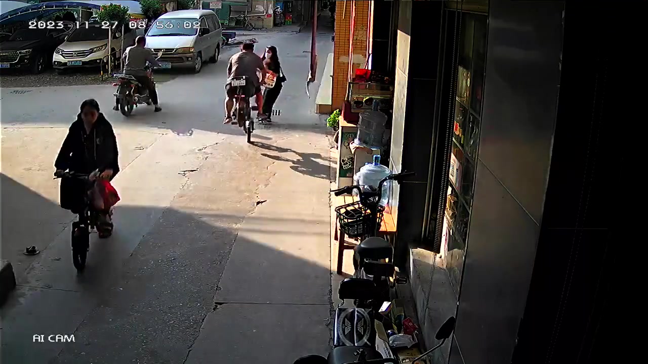 哥们很有绅士风度，摔自己也不能碰着女士了！