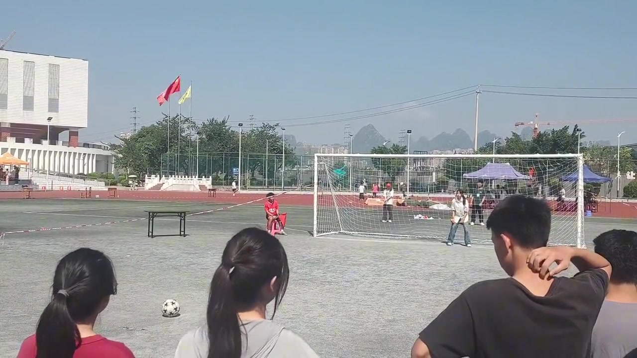 这球真的是以一种意想不到的方式进了