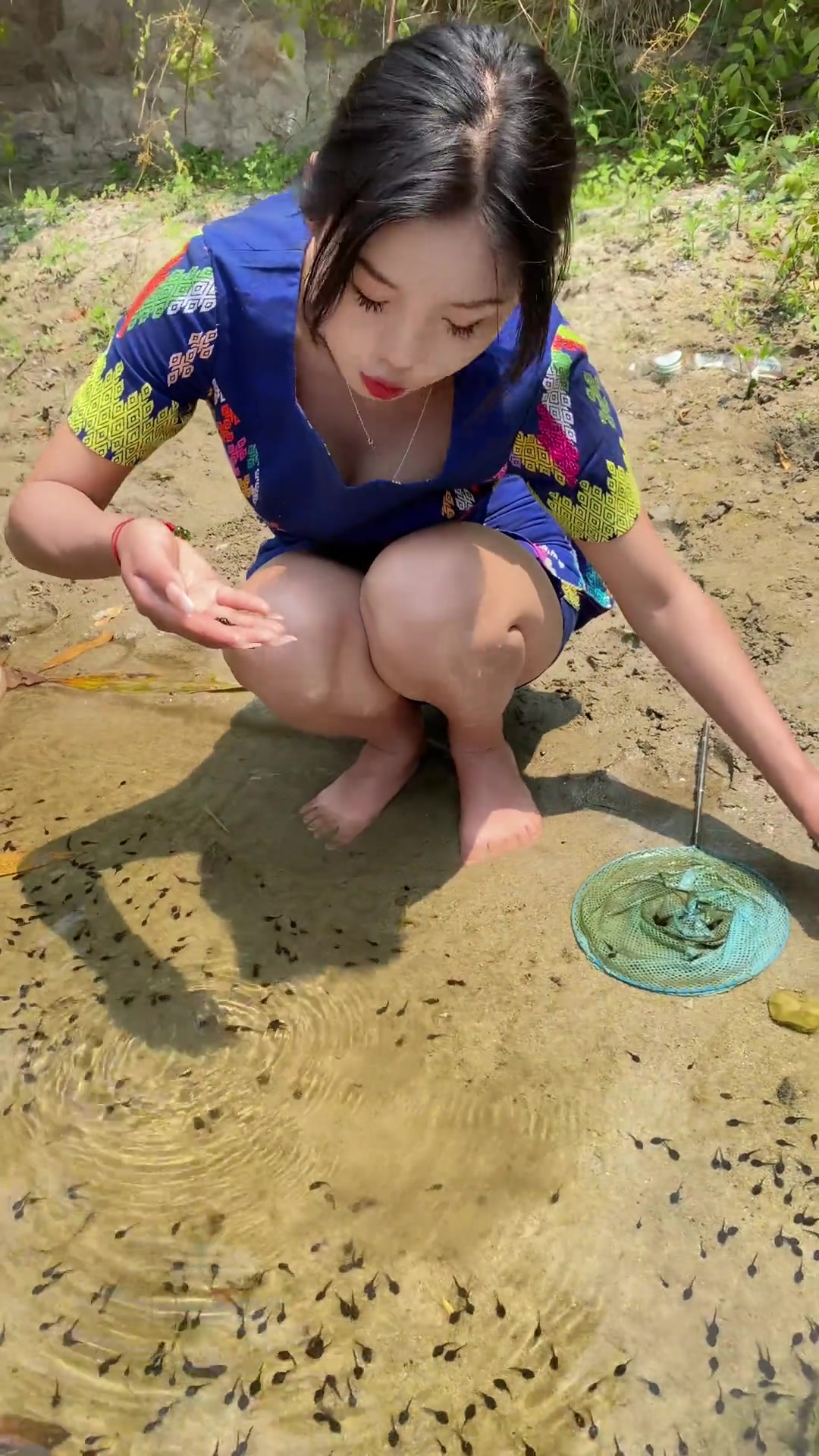 她用手抓蝌蚪的话，效率是不是很一般。。。