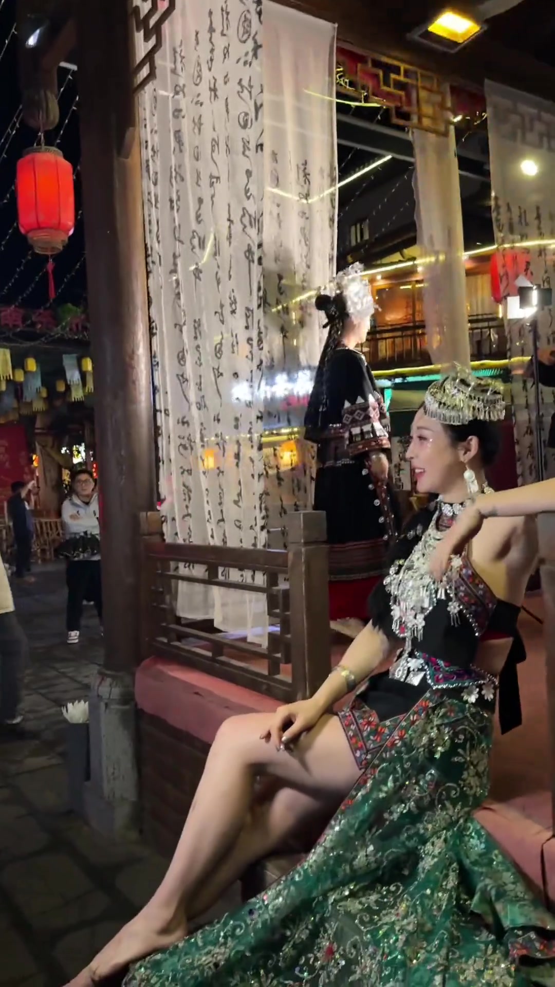 她坐在这被人围观的感觉怎么样？