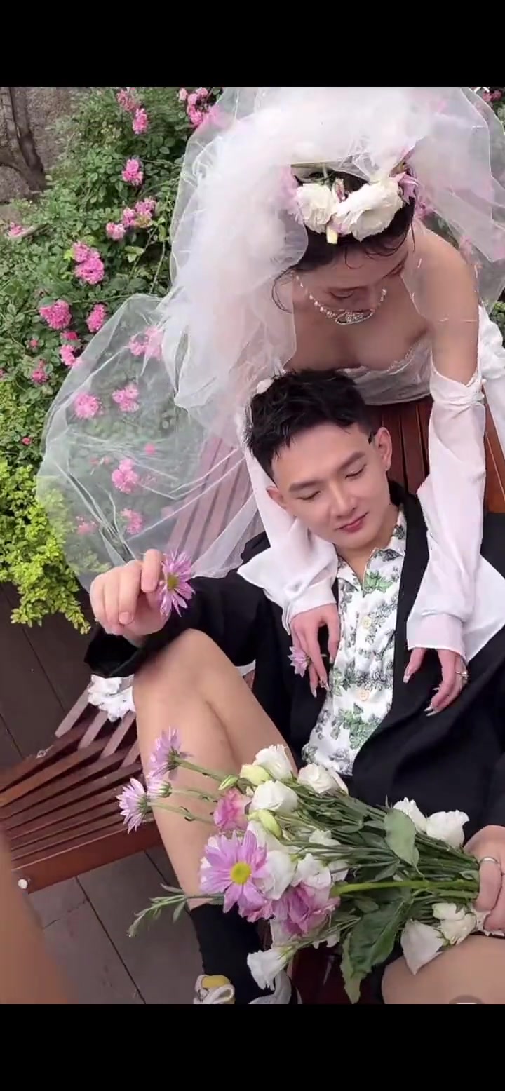 这婚纱照拍的...彰显家庭地位啊！