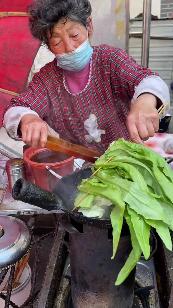 邯郸老奶奶炸串，1元4串，青菜也新鲜，看着真好吃