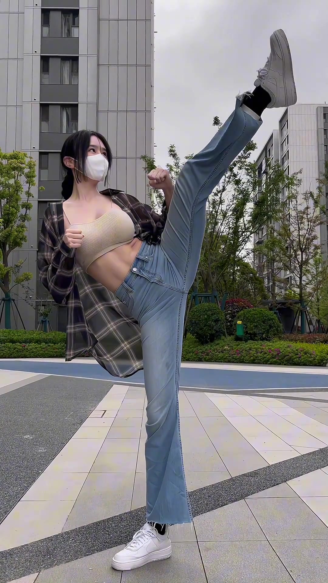 一字马控腿 小姐姐这腹肌真是爱了