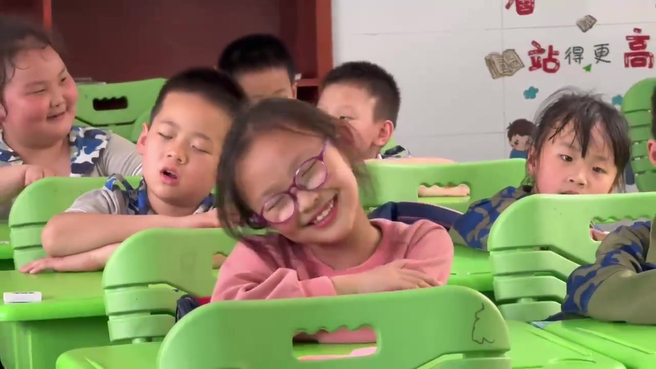 孩子们的笑容 下午课前听音乐这个孩子超级享受啊 ！