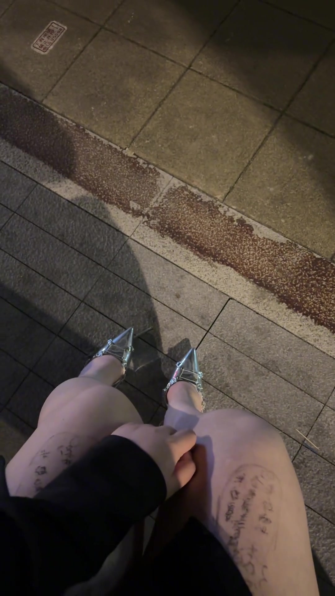小姐姐在腿上写的是小抄吗