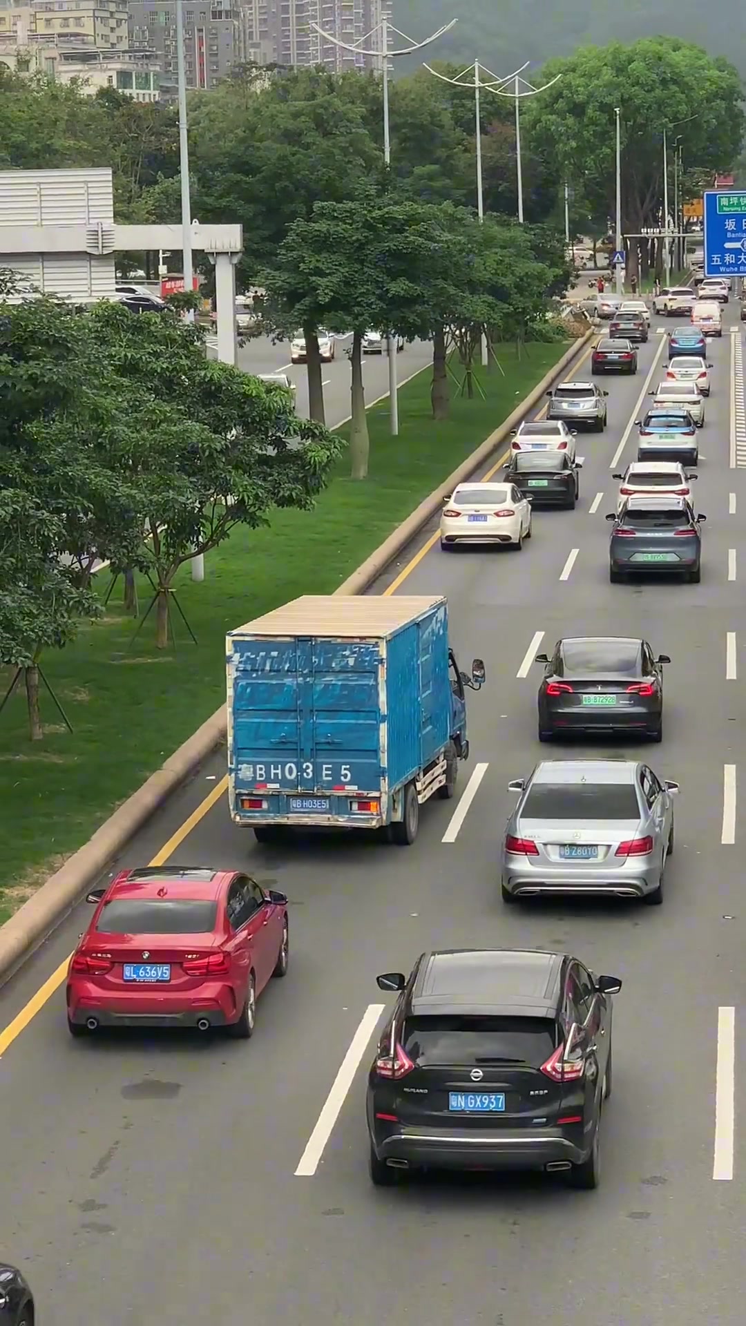 给奔驰吓得，转向灯都打反了