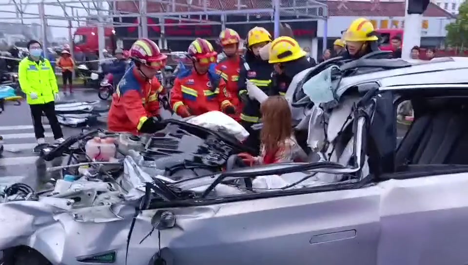 不懂就问 是怎么撞的把车撞成这个样子？！得亏美女人没事
