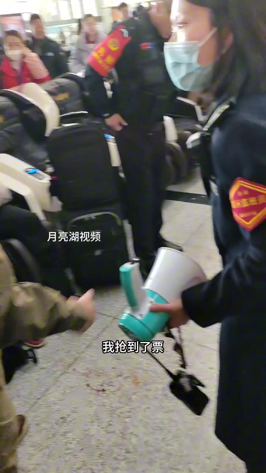 啊？因为抢到火车票导致打架？