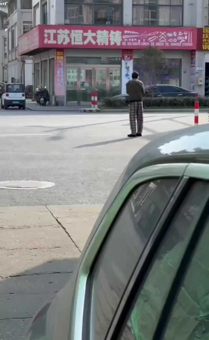 这已经不是碰瓷了！是在赌命！