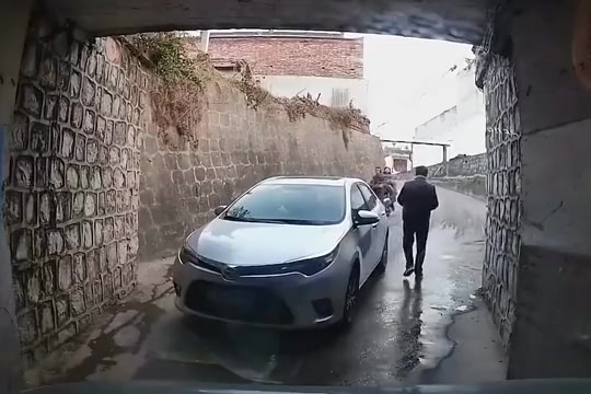 遇到对面车这种人该咋办啊？