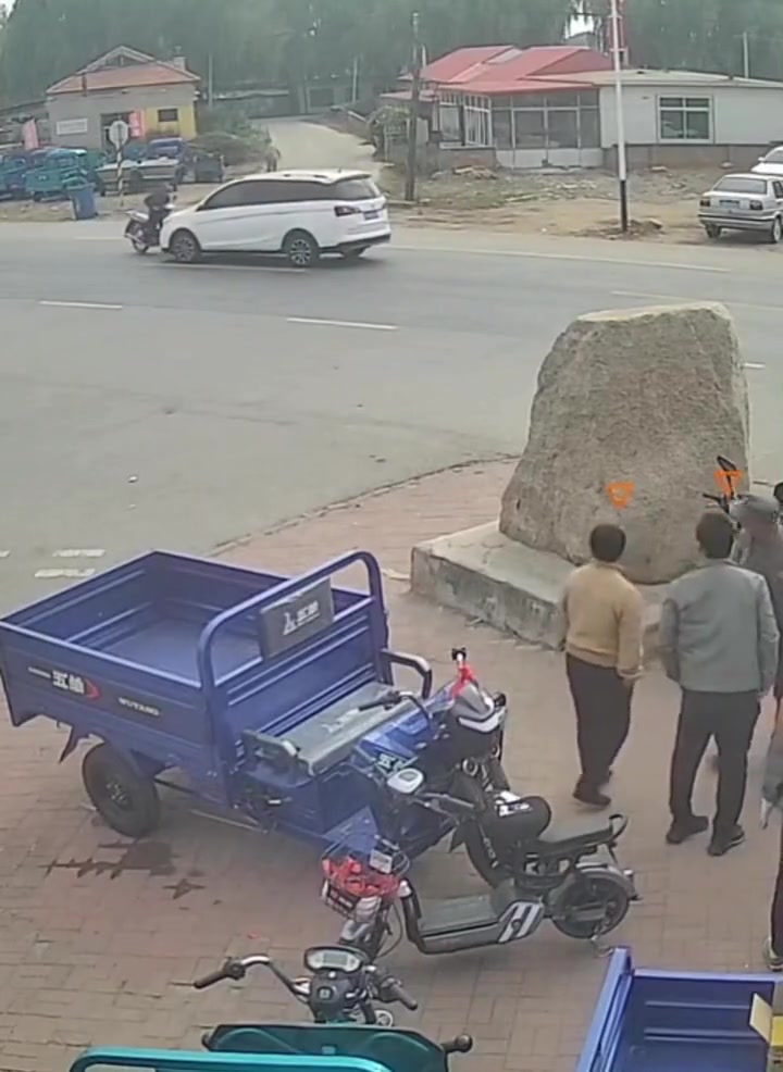 这跟碰瓷有啥区别