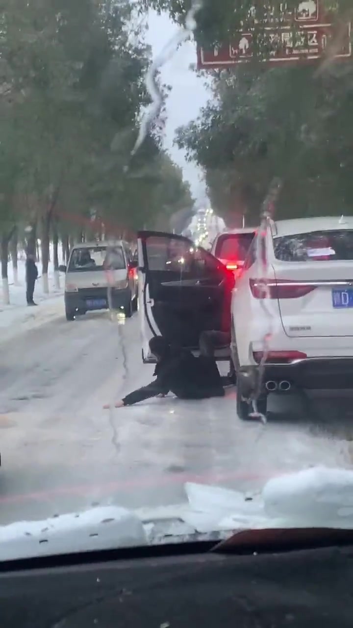 哥们，你下车干哈啊？