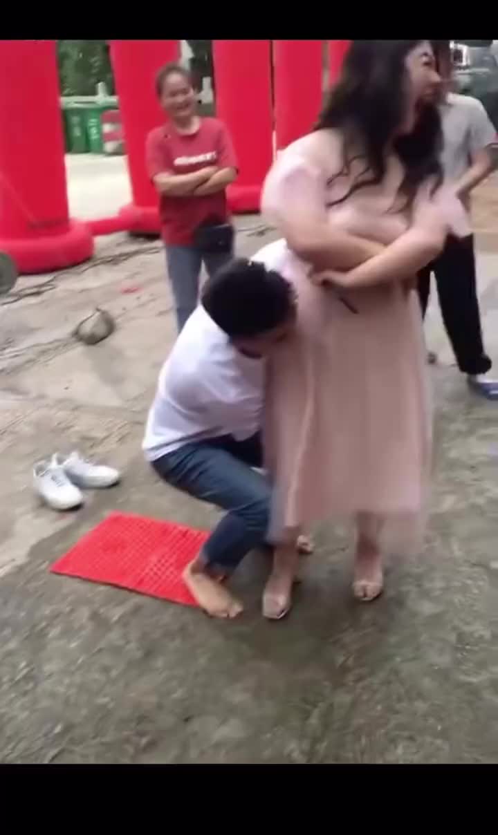 小伙子对自己的力气没有清晰的认知啊