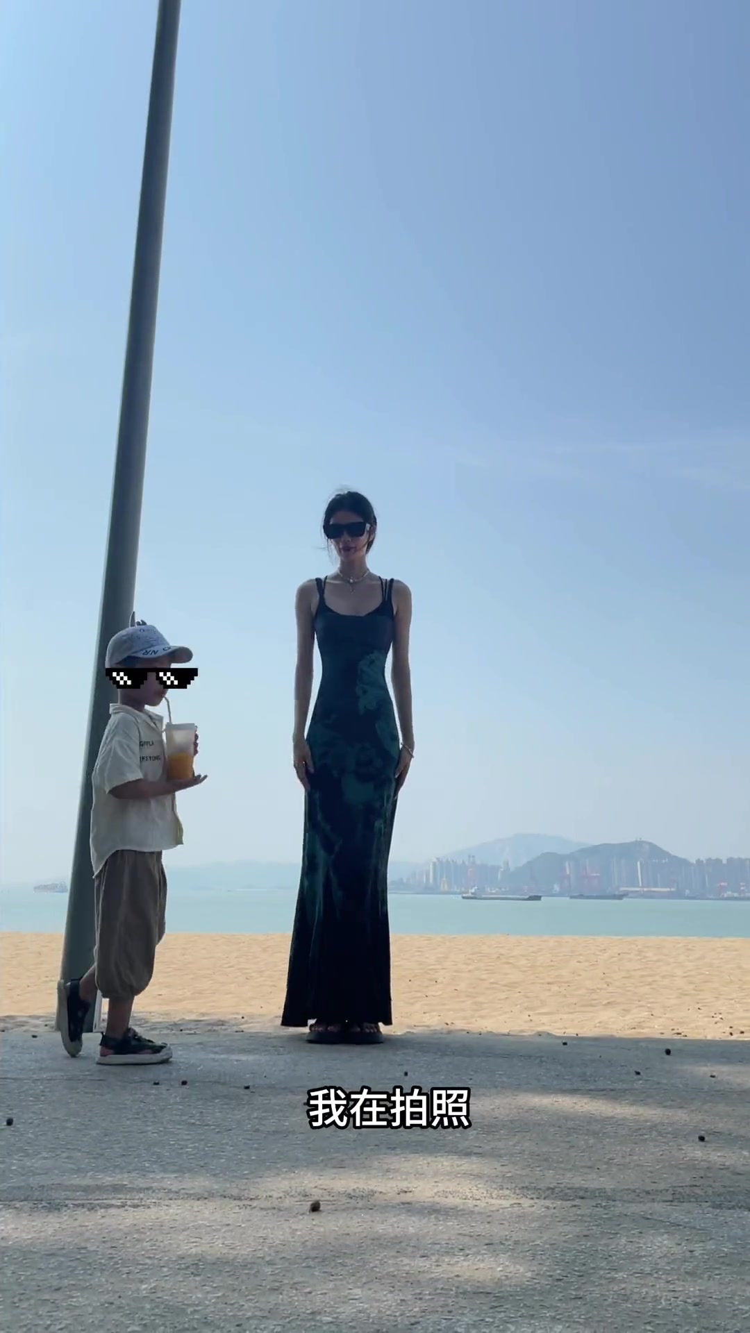 小姐姐海边拍美照被挡镜头，好气呀！