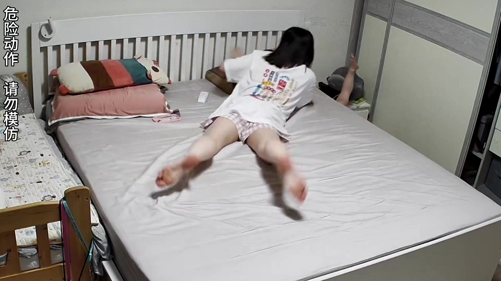 母慈子孝的温馨时刻 这一滚可把妈妈吓坏了....