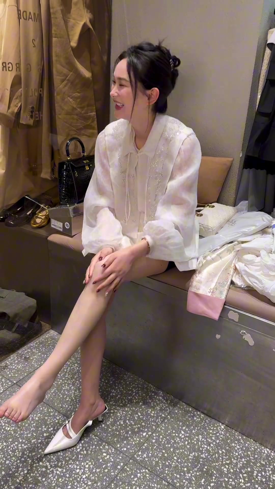 这算诈骗吗？她为了让自己的腿看起来很白...