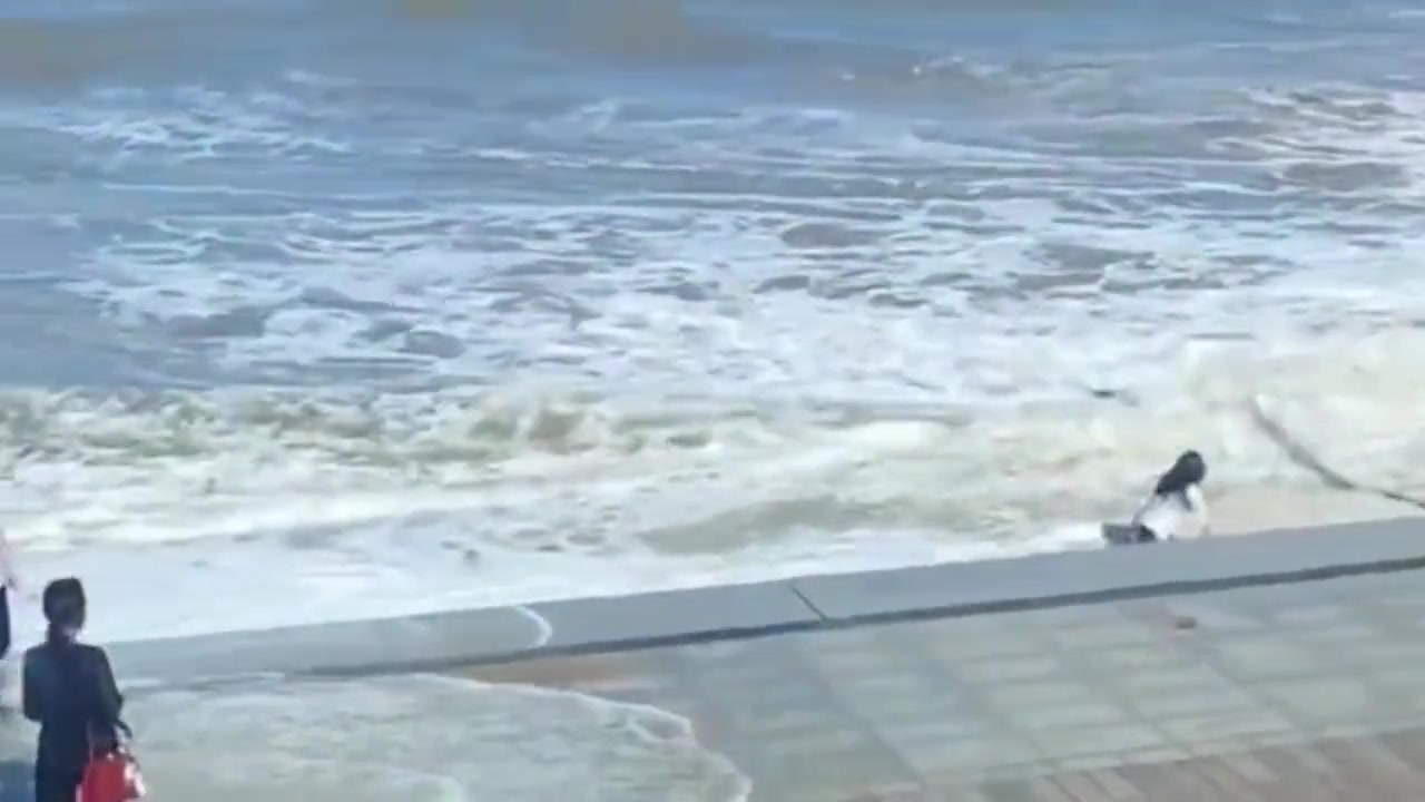 还不跑等着被浪冲？毫无安全意识