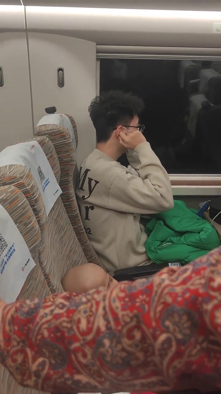 带耳机出门的好处就是为了隔绝这种声音
