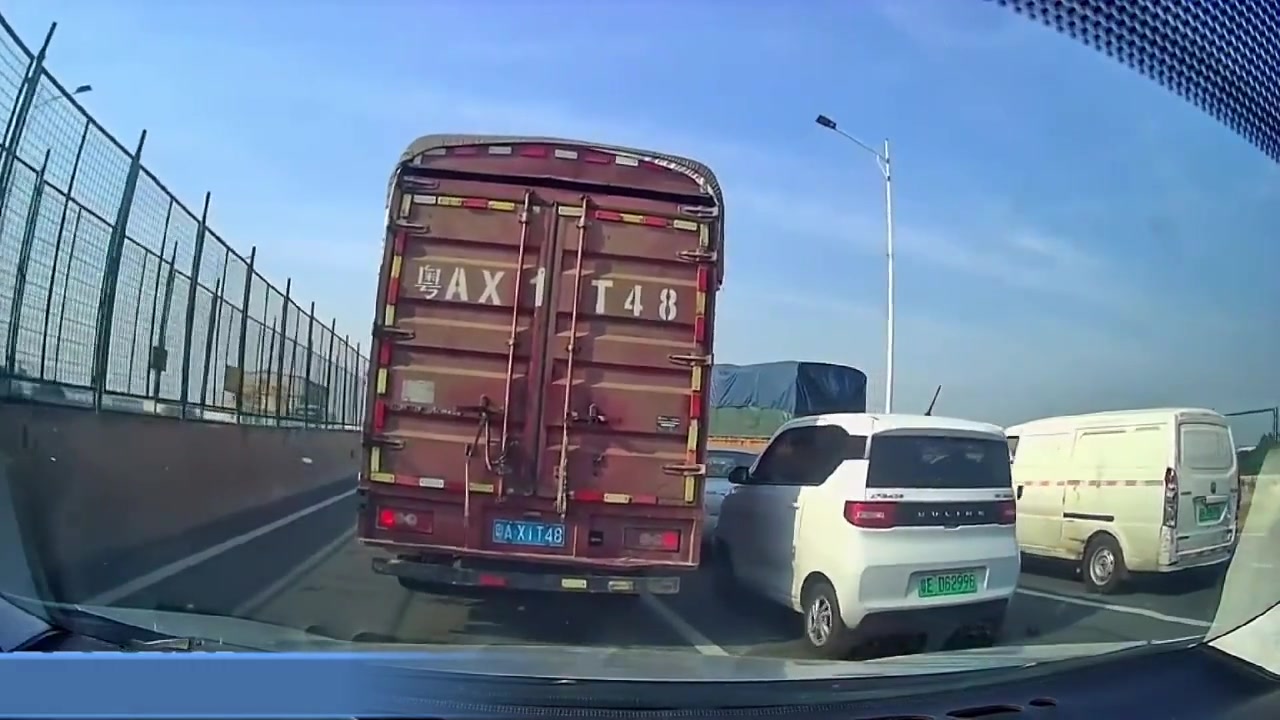 这个剁椒鱼头真横啊，跟货车逼