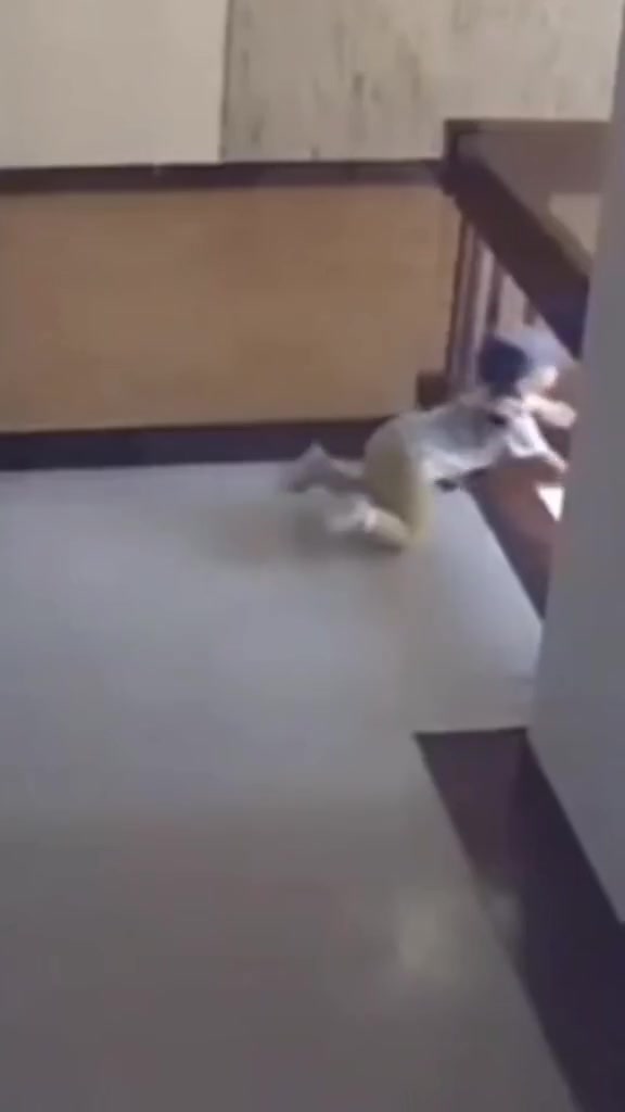 闪电救子！幼儿坠楼瞬间 母亲飞扑死死拉住孩子脚踝…