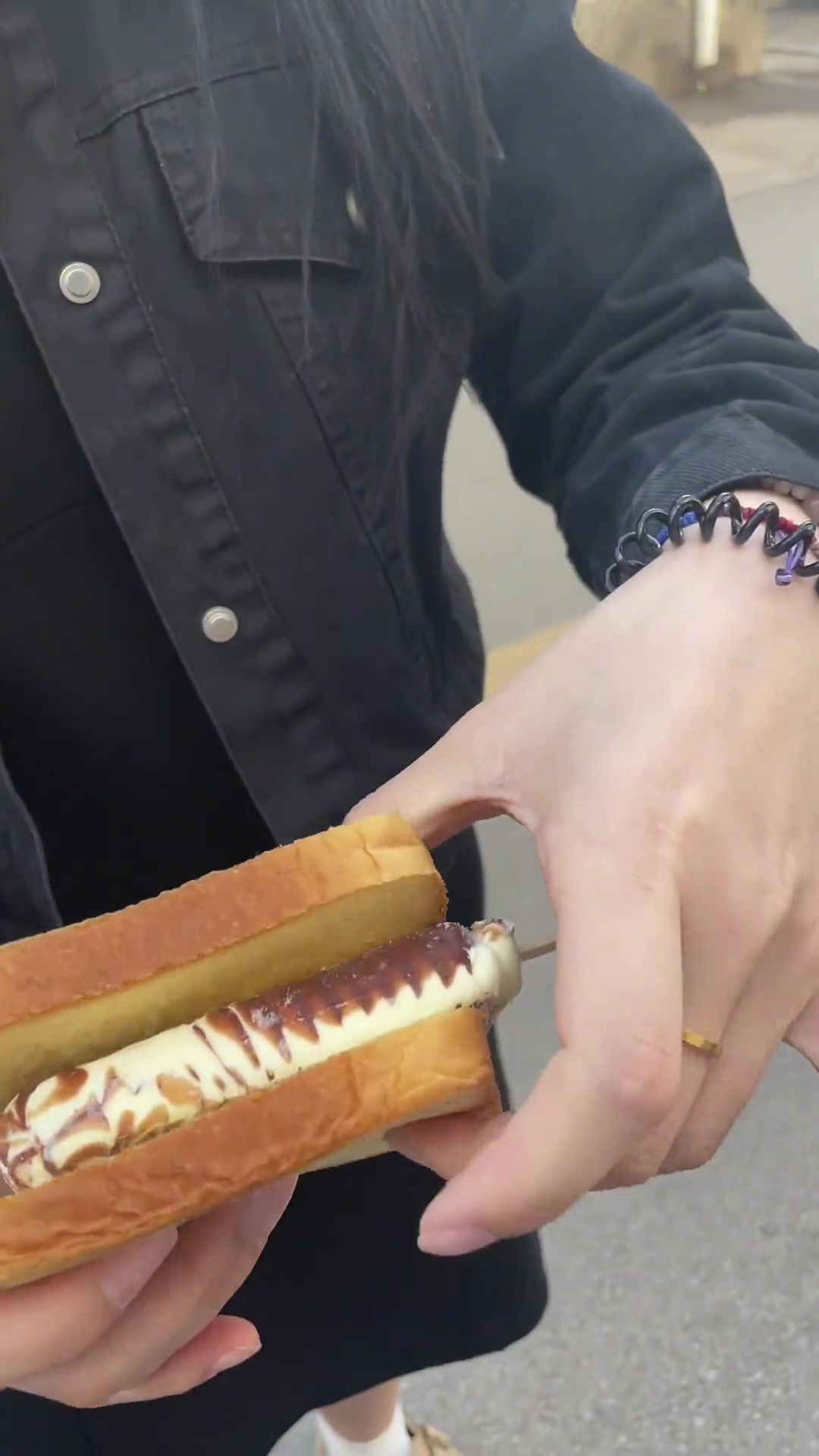 她要吃面包夹这个？牙齿这么牛逼的嘛？！