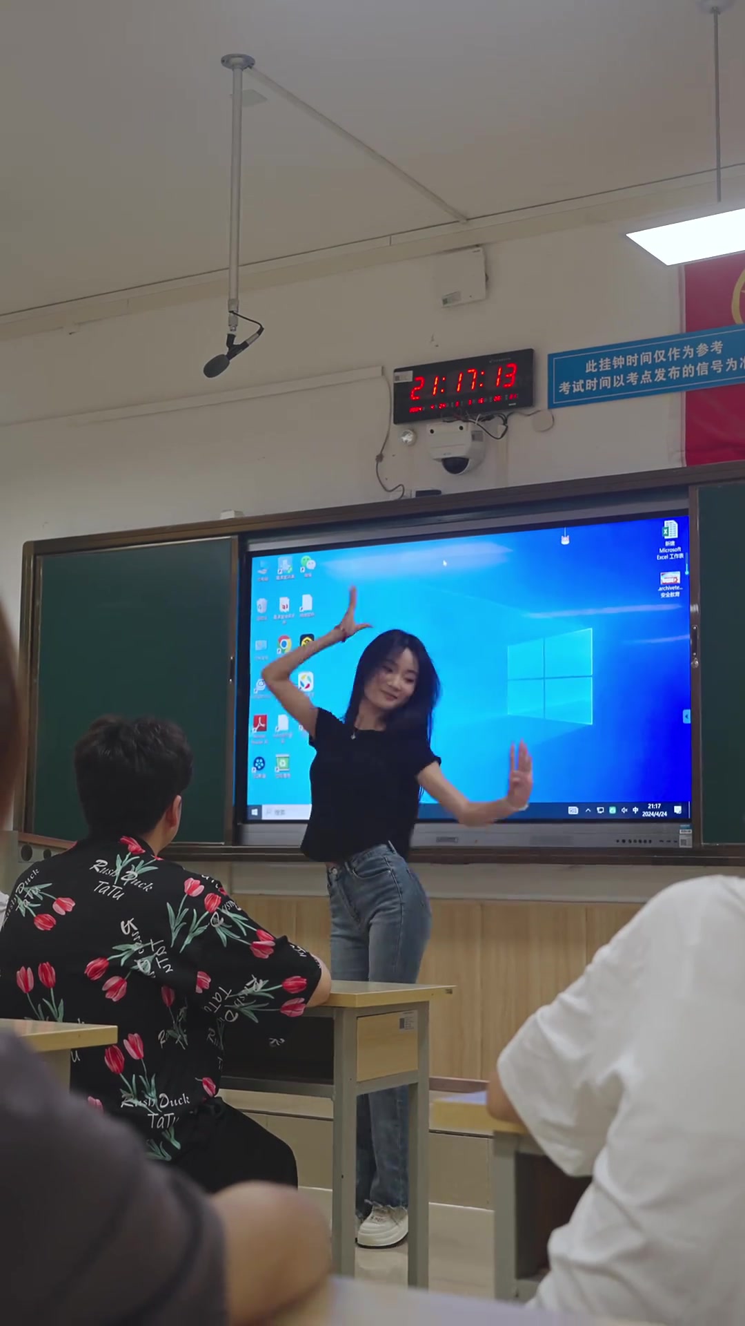 大学课上，女生不会点舞蹈都不好意思上台~