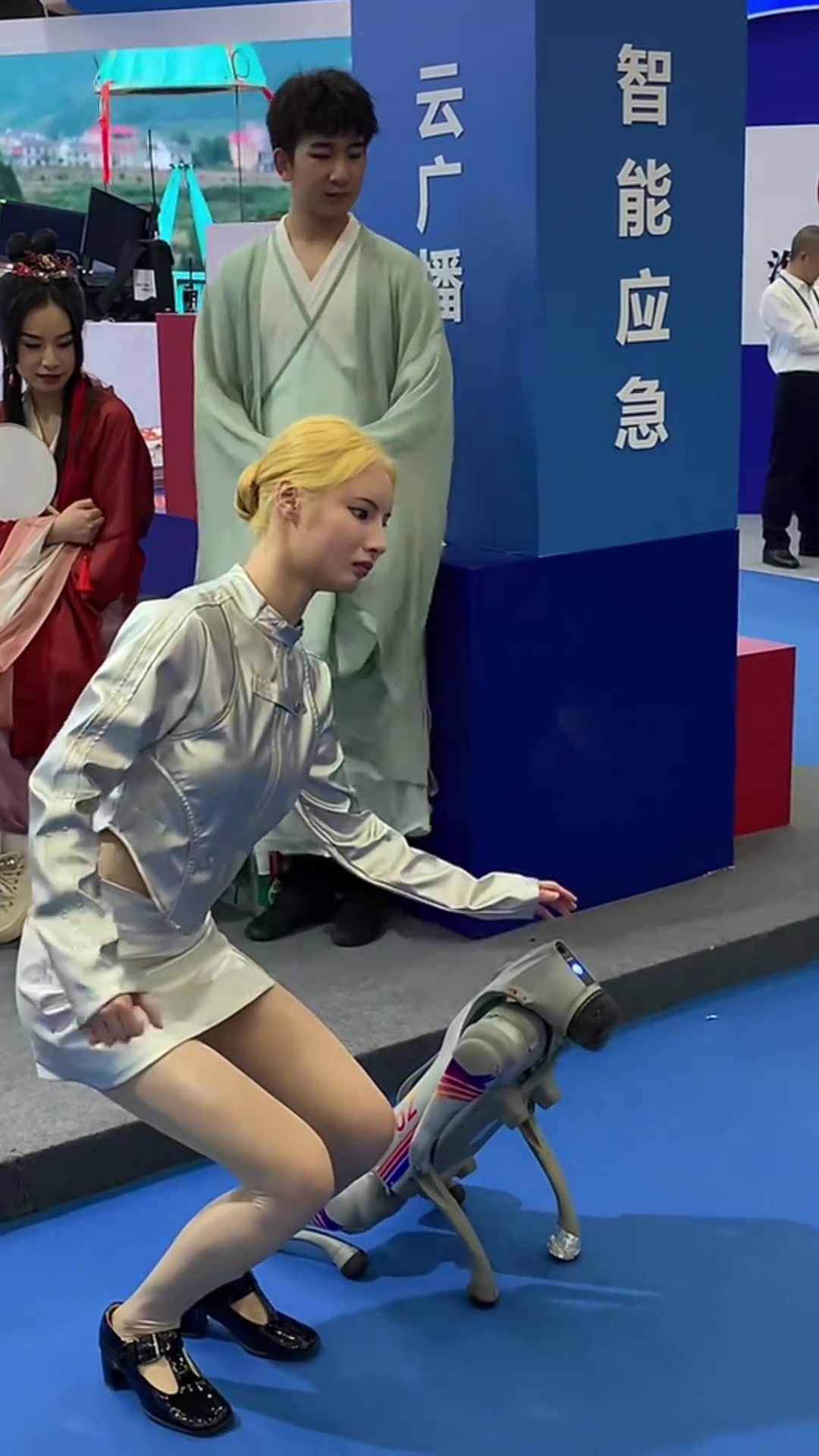 大胆点，后面两个说不定也是机器人呢？