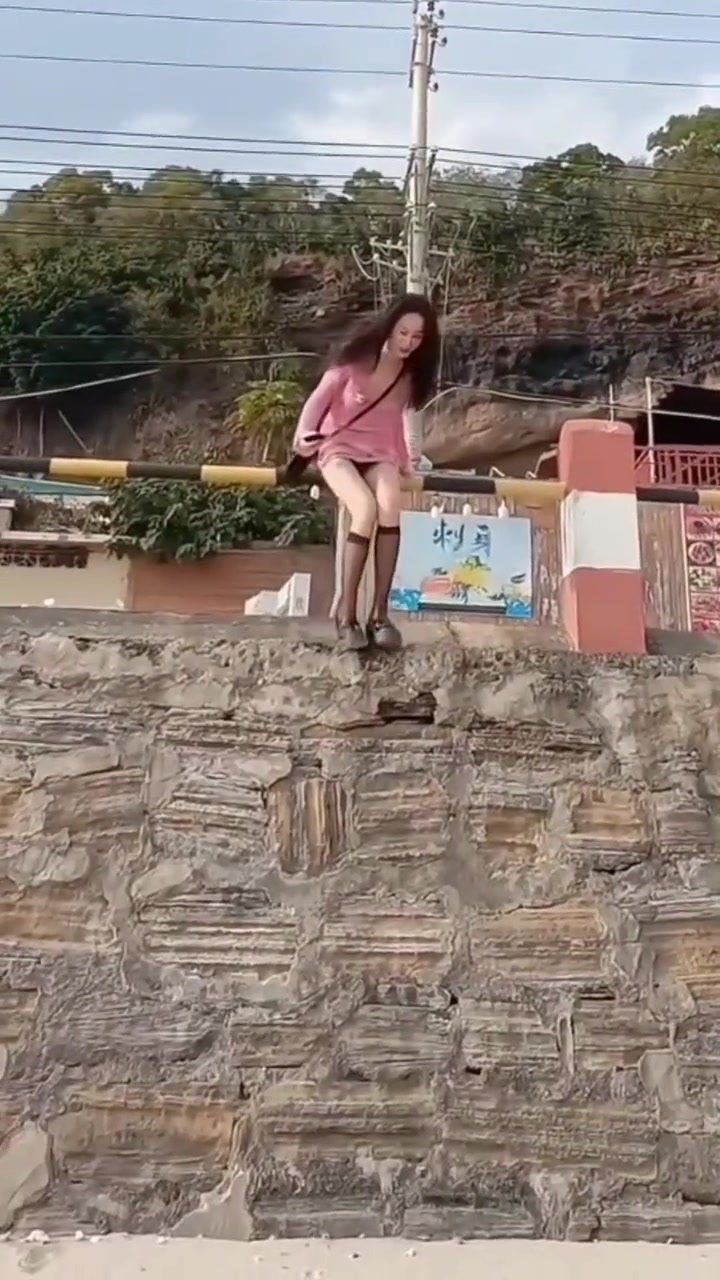 闺蜜这样跳下来，真怕她摔倒了出糗！