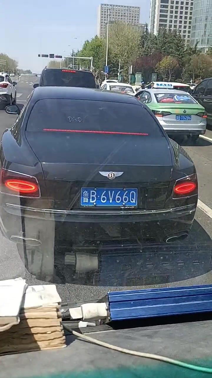 幸亏是空车踩住刹车了…… 否则后果……