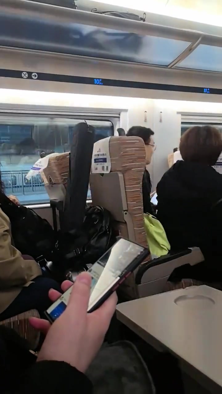 动车前后俩乘客因椅子后到发生争执