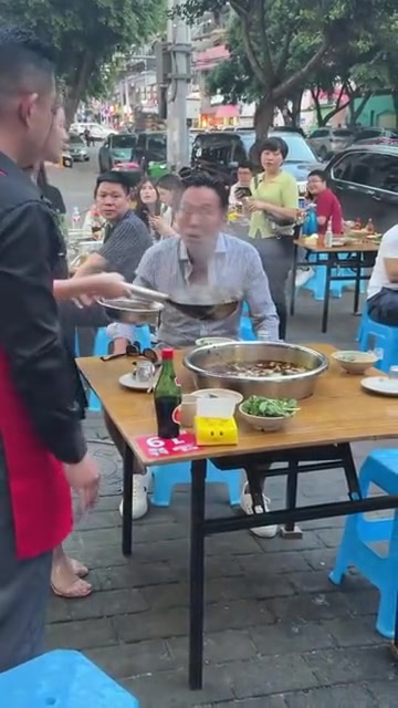 大哥这顿饭吃的真是参与感十足啊