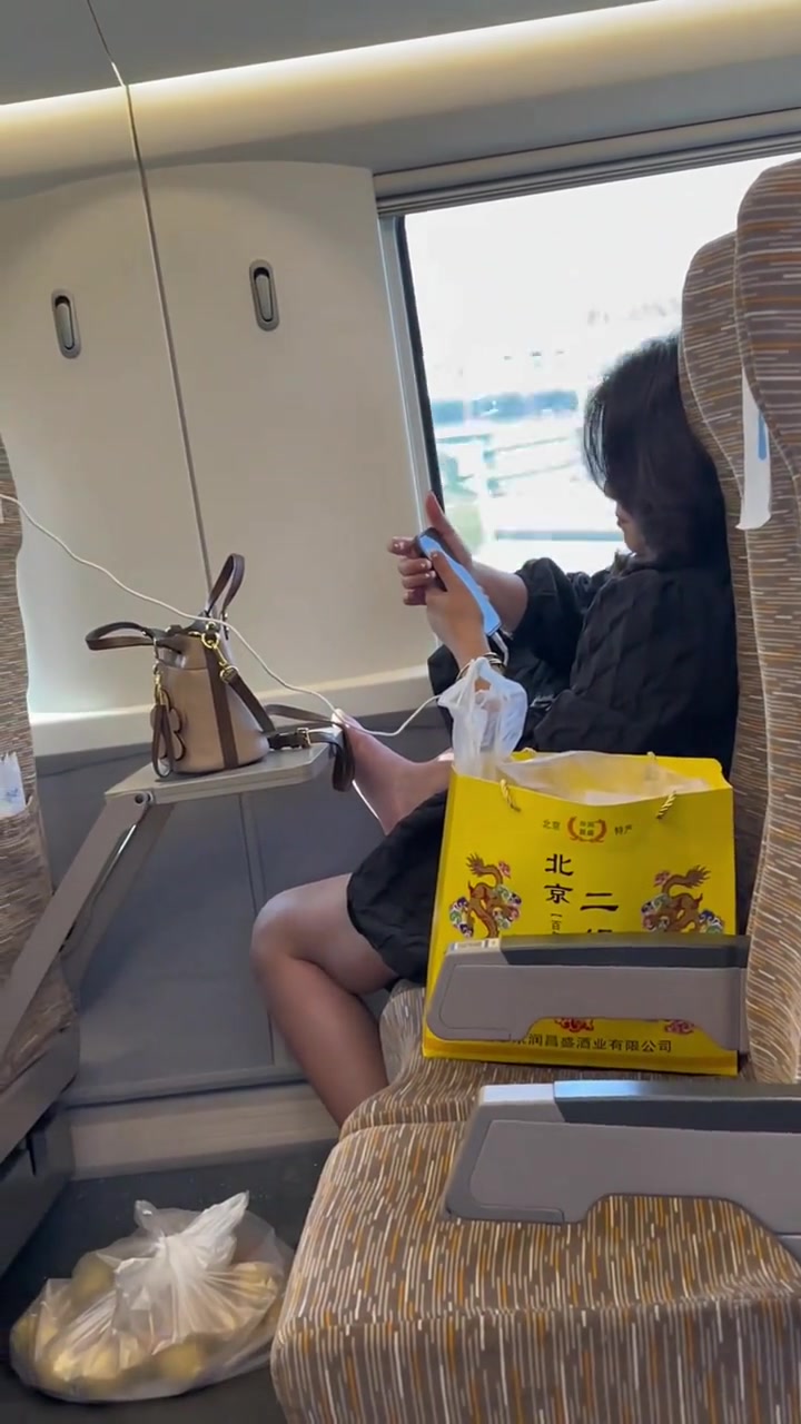 高铁的小桌板不是用来架脚的吧？