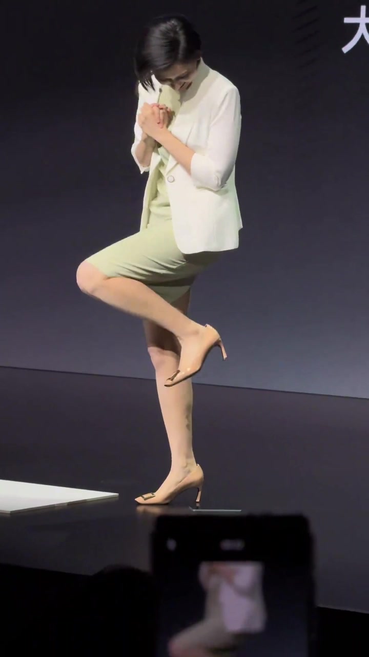 爱了！美女产品经理现场表演用高跟鞋踩手机