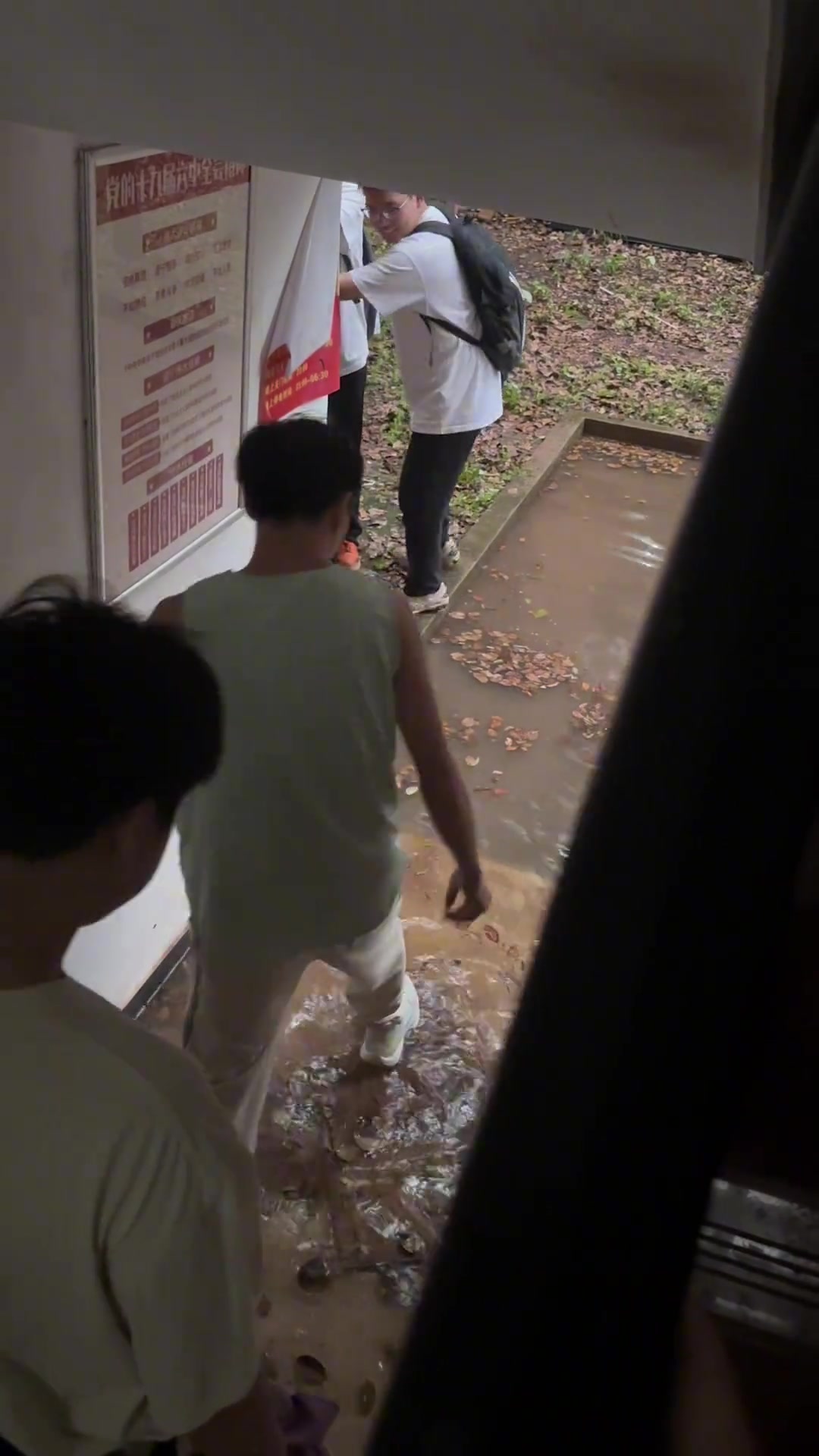还专门有个哥们负责给门
