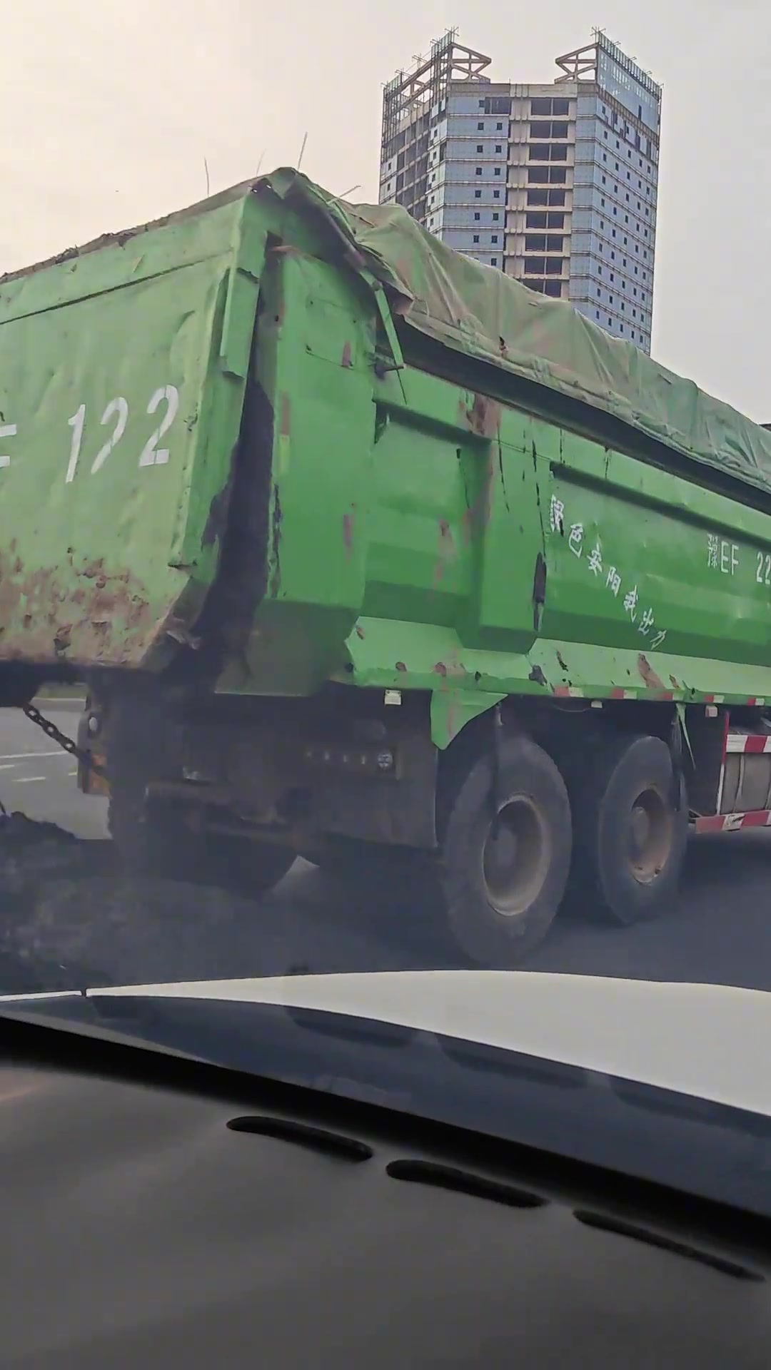 第一次见货车在马路上“拉屎”