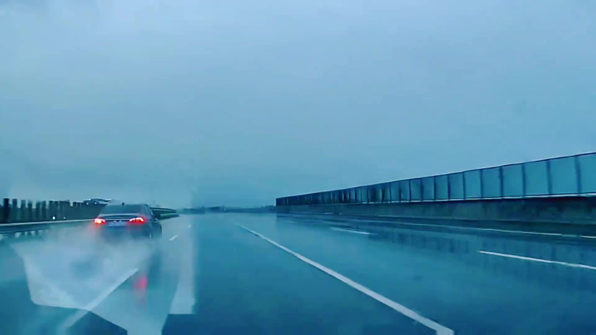下雨天还敢开这么快，出事了吧！
