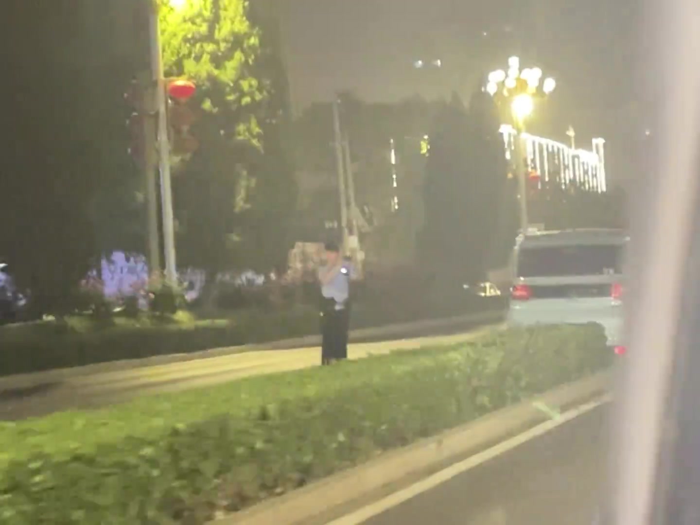 车车不大，脾气挺大，说坐下就坐下