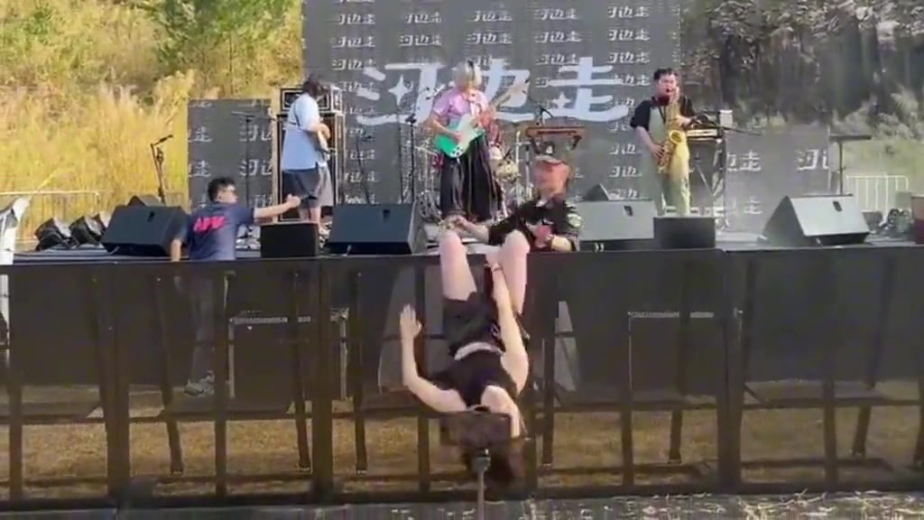 保安：别阻止她，让我笑一会儿