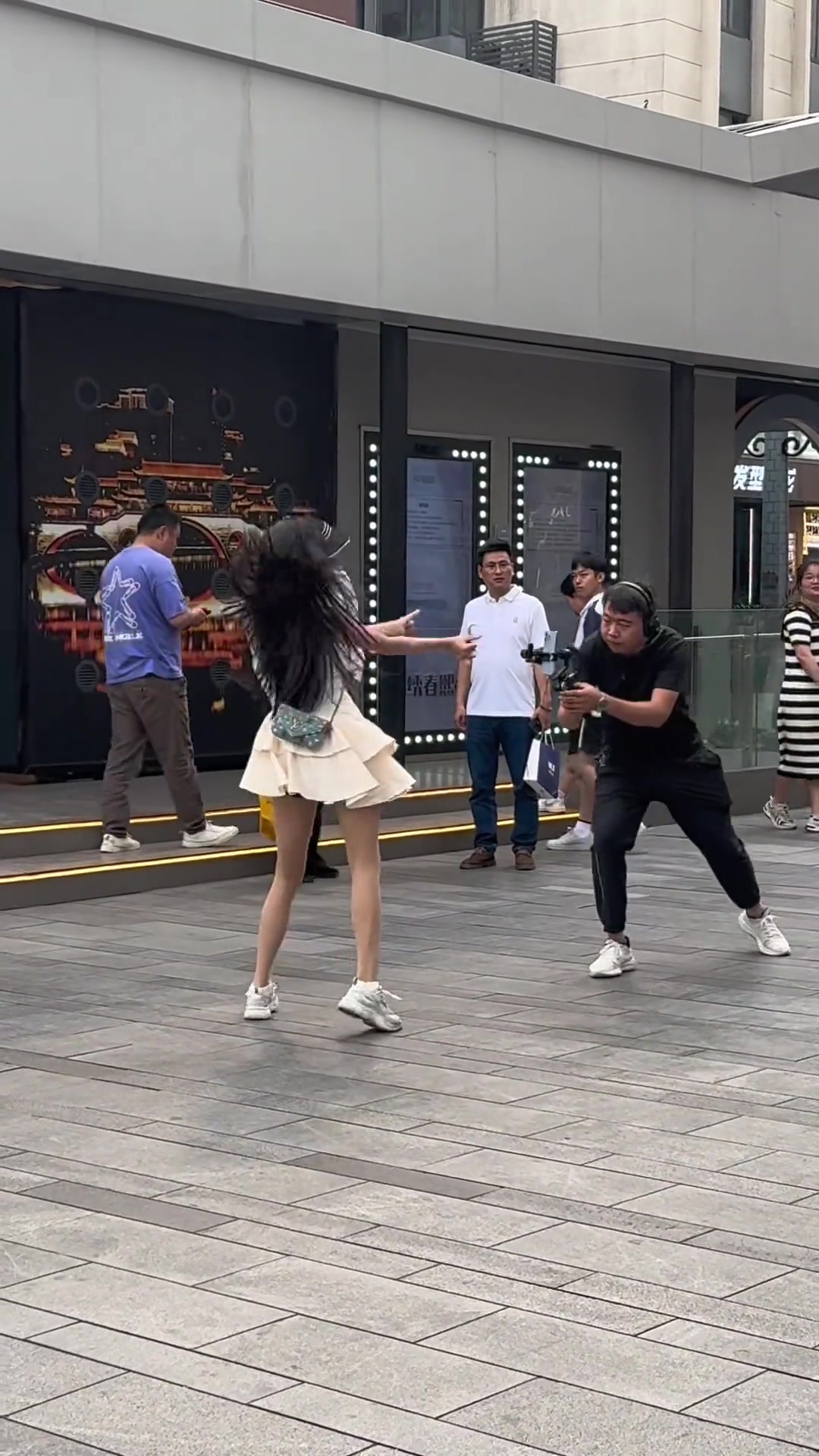 摄像师的动作更吸引我 第一次见运镜操作