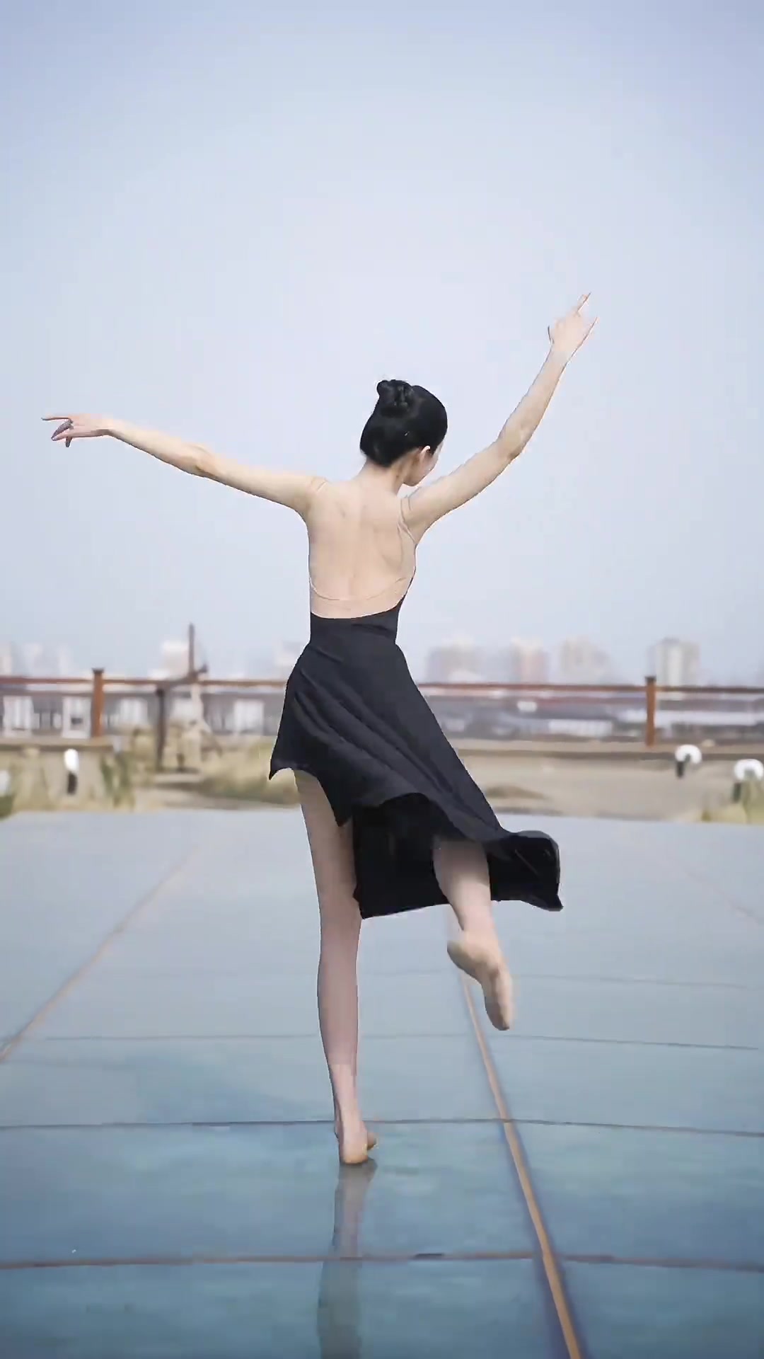 学芭蕾的女生，穿黑色长裙跳舞很有韵味~