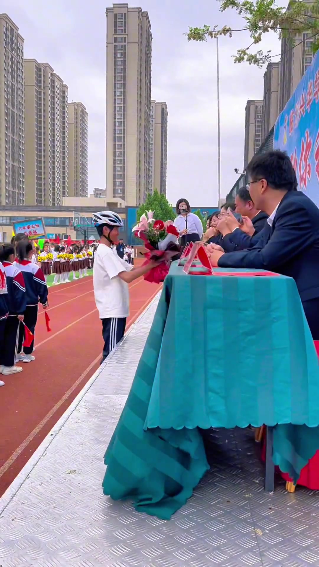谁家校长坐三轮车出场呀？